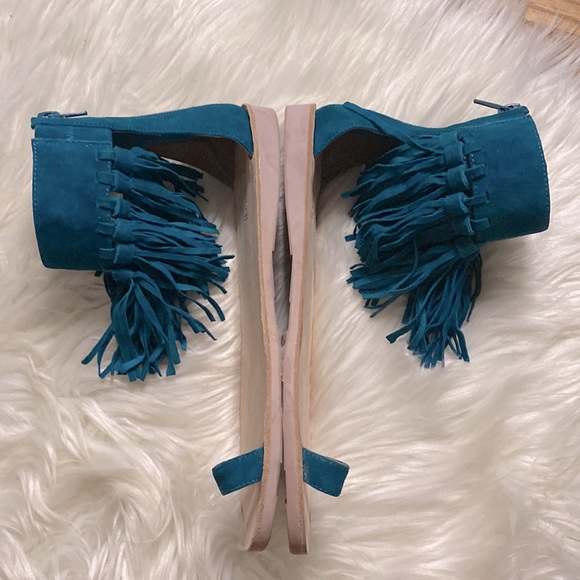 Jeffrey Campbell
Color:Aquamarine Suede
Borla Sandal in Blue Suede - Picture 2 of 12